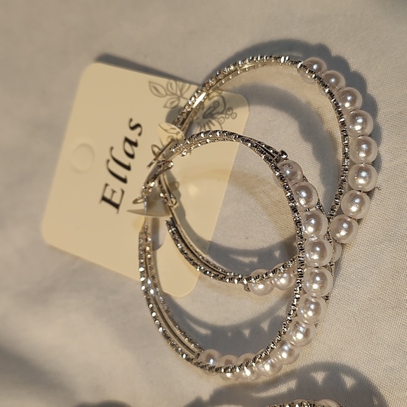 Ellas Silver plated and faux pearl pierced earrings set - Picture 3 of 3